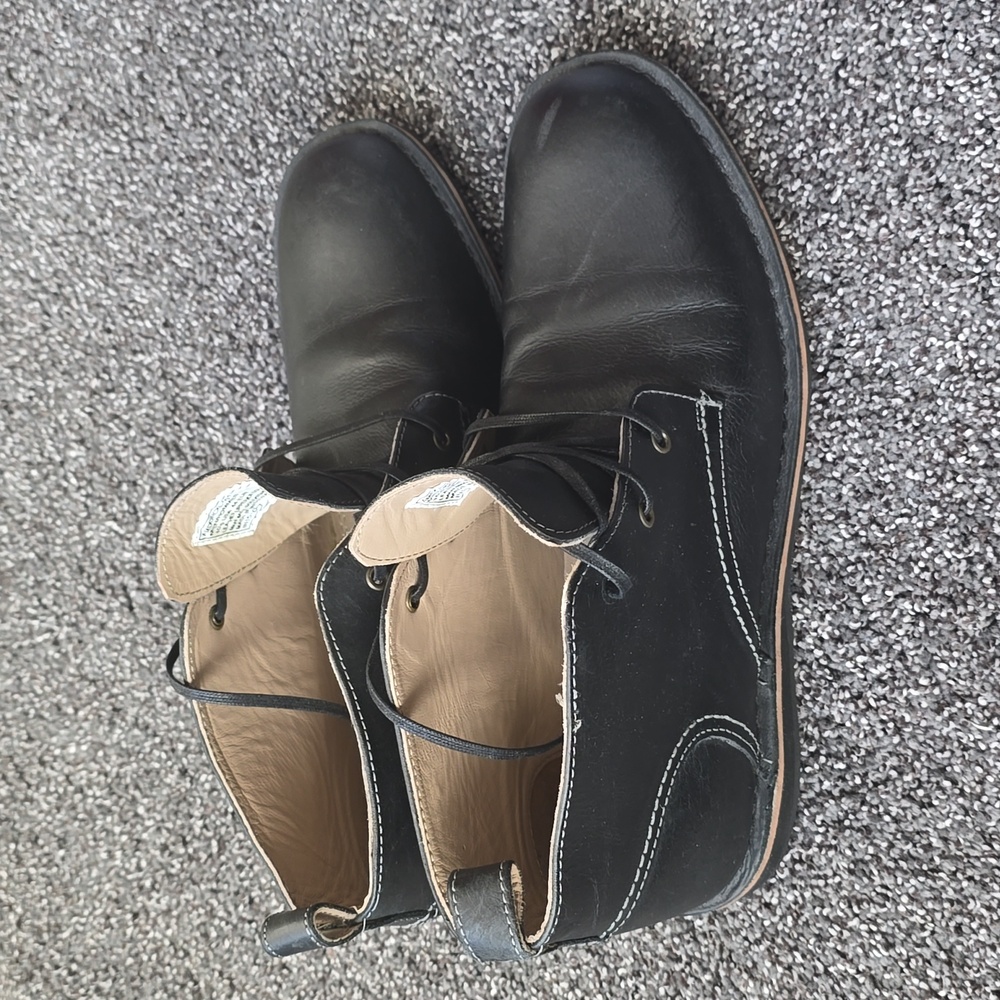 Andrew Marc leather chukka boots